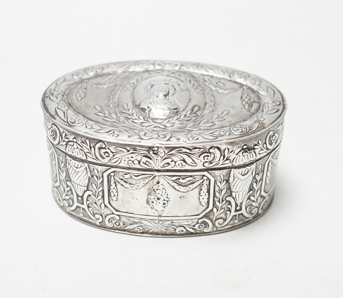 An Edwardian Hanau silver oval box, with hinged cover and foliate and swag decoration, import marks for Berthold Muller, London, 1902, 10.2cm, 5.4oz.